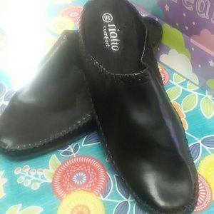 Rialto clogs